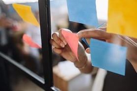 agile-practices-with-post-it-notes